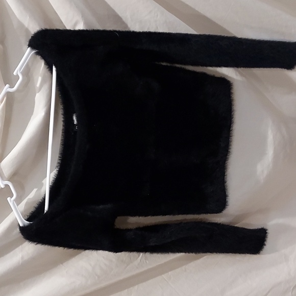 H & M Divided Black Faux Fur Cropped Long Sleeve Wide Neck Sweater Size Small - Picture 1 of 11